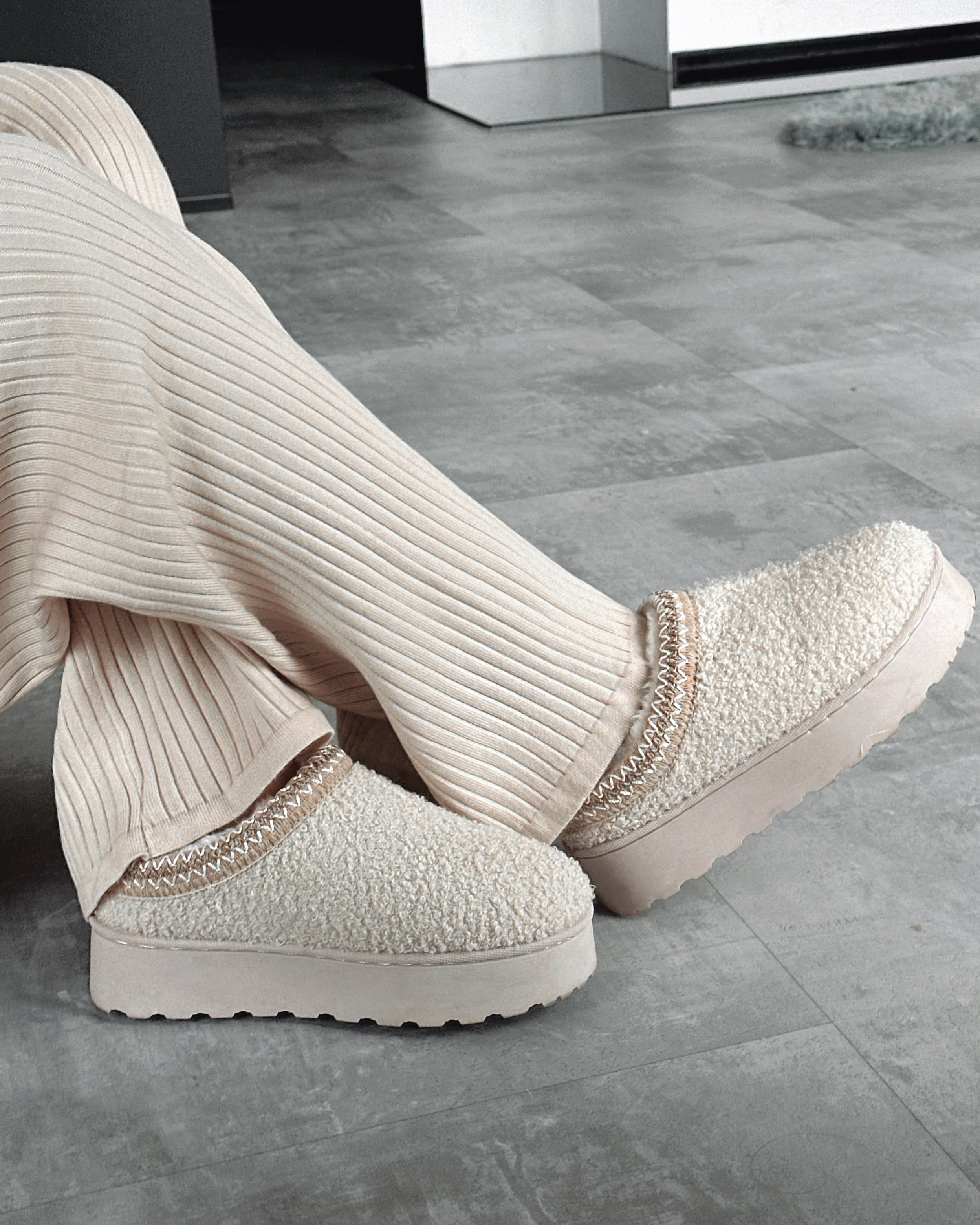 Slipper „Hazel“ mit Plateau Teddyfell Creme